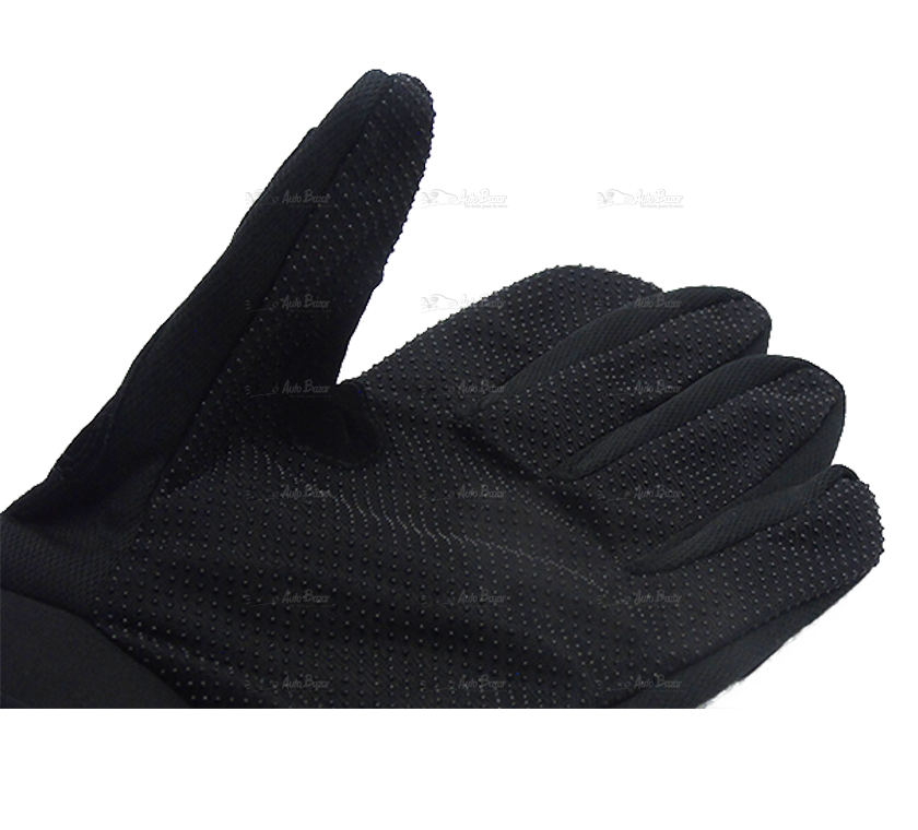 Mecánico de automóviles negro poniéndose guantes protectores en el